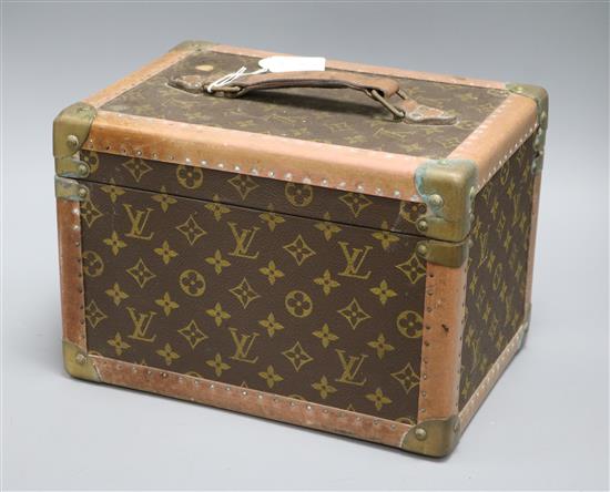 A vintage Louis Vuitton vanity case, serial no. 871789